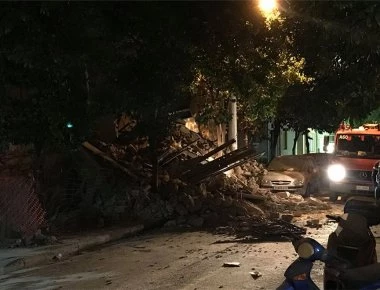 Μερική κατάρρευση κτιρίου στον Πειραιά - Αναζητούν τυχόν εγκλωβισμένους (βίντεο)